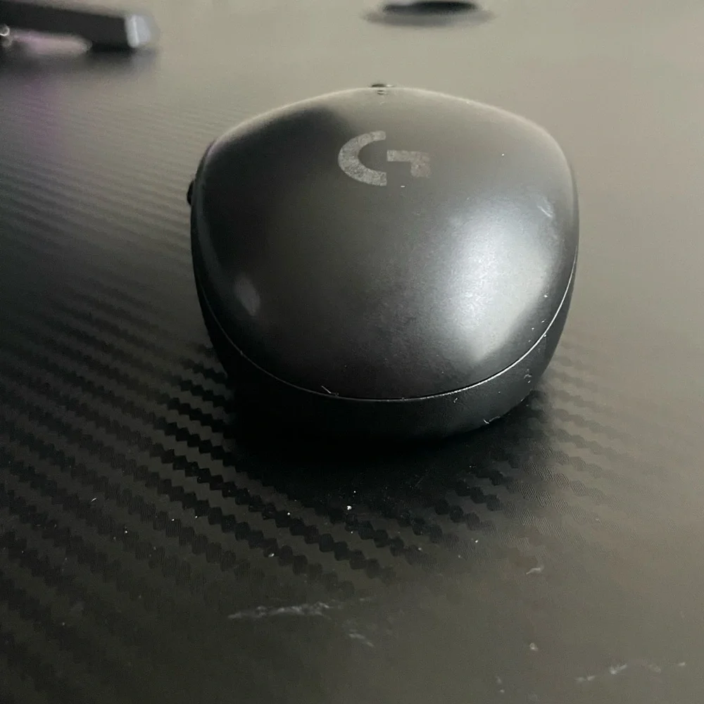 Logitech G305 Black Wireless Mouse it uses batteries.